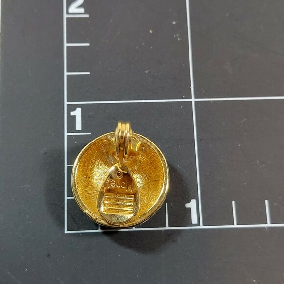 Vintage Monet White Cream Enamel Round Button Clip Earrings Gold Tone Signed - Picture 6 of 7